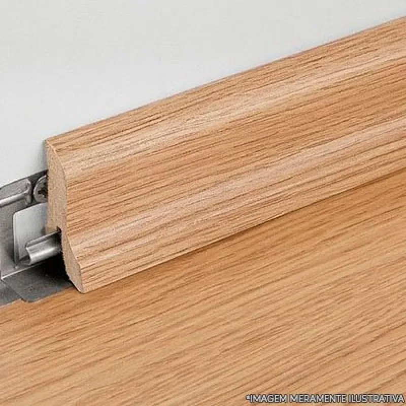 rodapé laminado de madeira